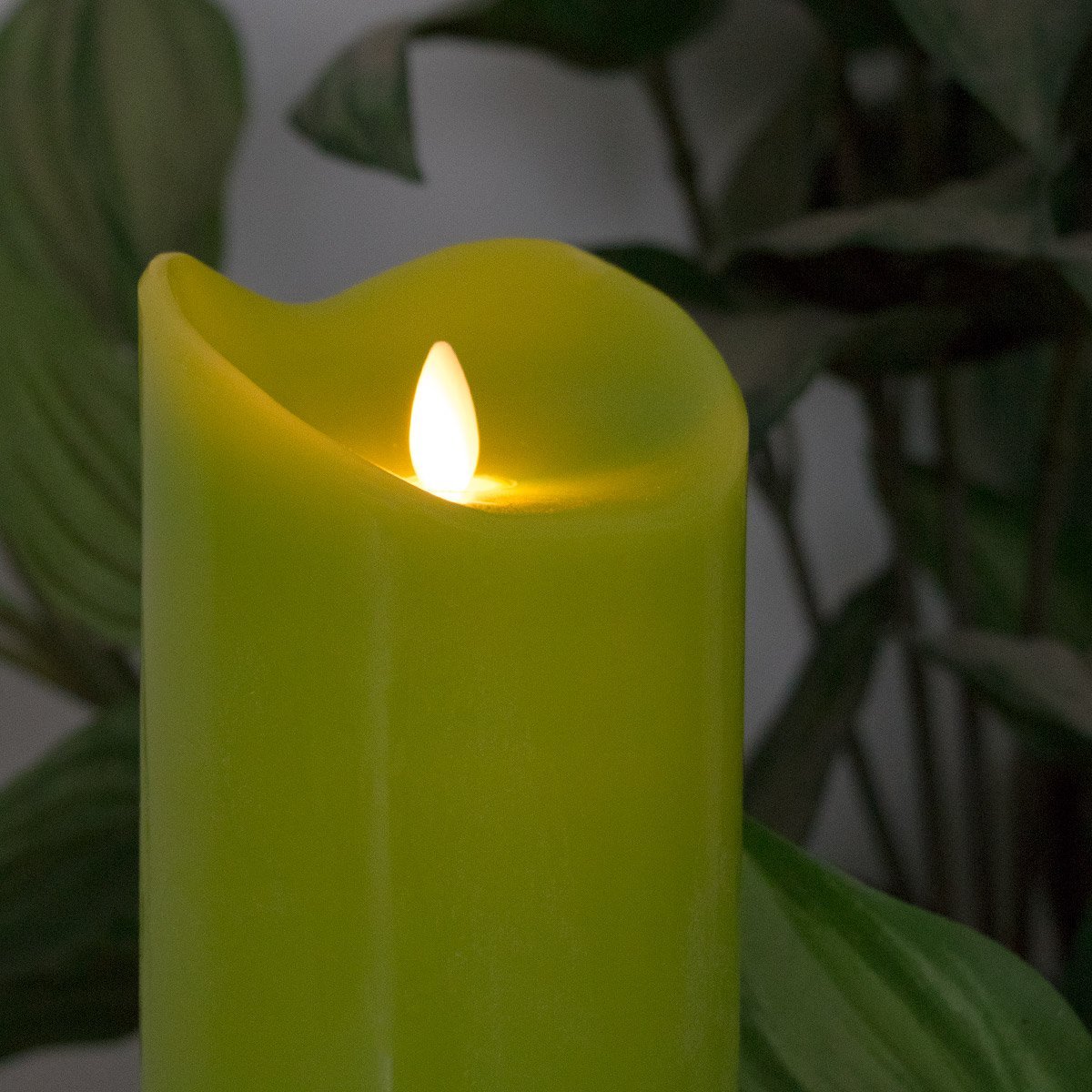 LED-Echtwachskerze mit "Flamme", Hellgrün, 14cm