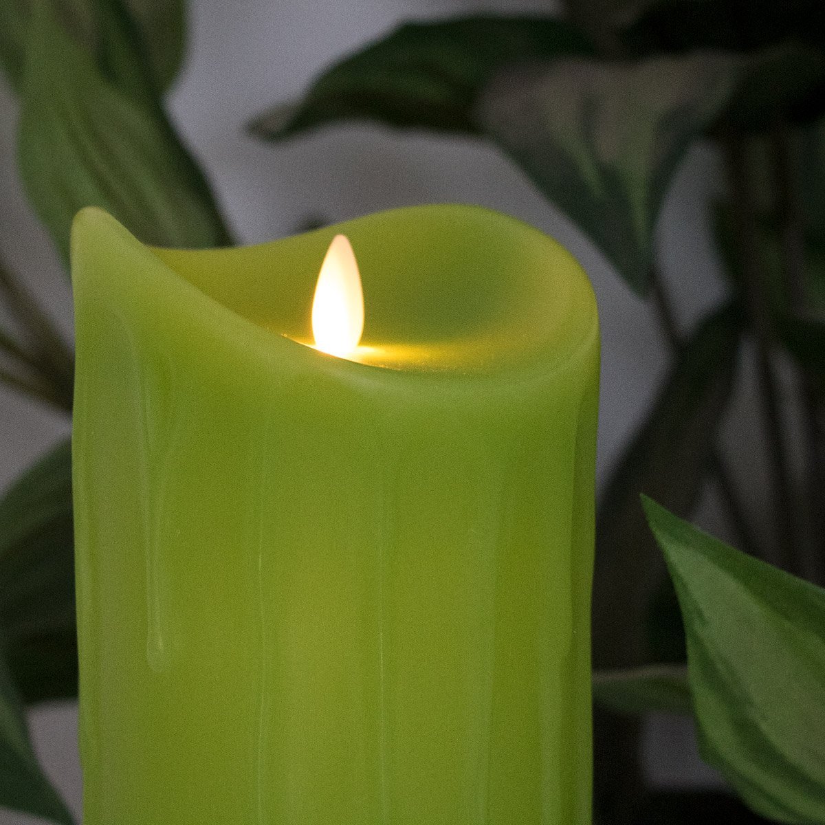 LED-Echtwachskerze mit "Flamme", Hellgrün, 14 cm, Wachstropfendesign